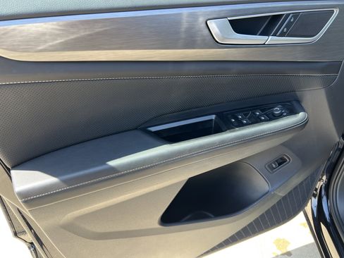 Certified 2025 Volkswagen Atlas Cross Sport SE w/ Panoramic Sunroof Package image 13