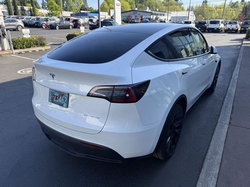 Used 2022 Tesla Model Y Long Range AWD/4WD image 5
