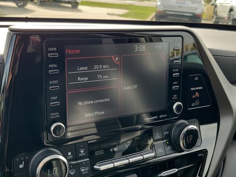 Used 2022 Toyota Highlander XLE image 29