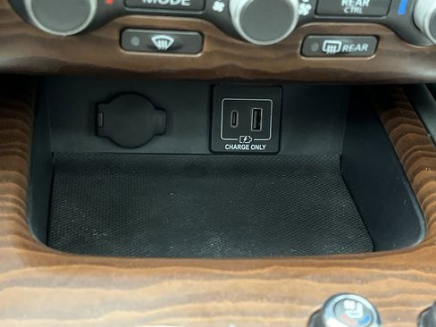 Used 2019 Nissan Pathfinder Platinum image 25