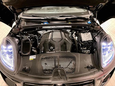 Certified 2023 Porsche Macan image 15