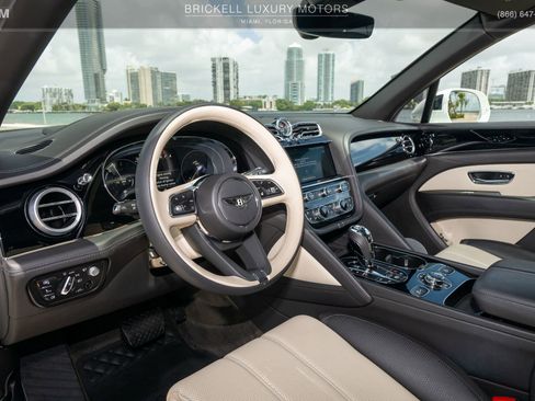 Used 2021 Bentley Bentayga Plug-In Hybrid AWD/4WD image 6