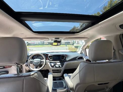 Used 2020 Chrysler Pacifica Limited w/ Advanced Safetytec Group FWD image 24