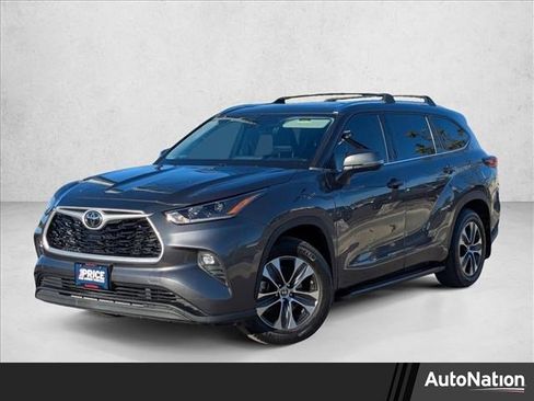 Used 2021 Toyota Highlander XLE image 1