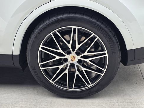 Certified 2025 Porsche Cayenne AWD/4WD image 24