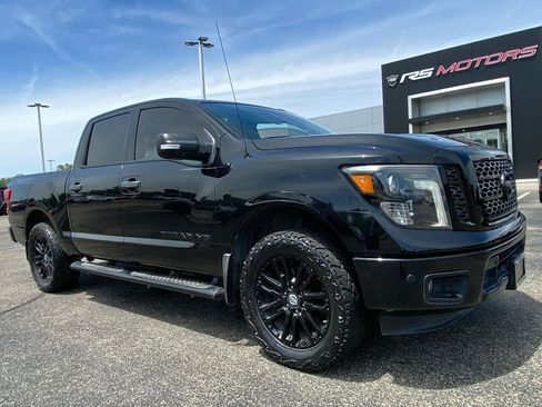 Used 2019 Nissan Titan SV w/ SV Convenience Package RWD image 2