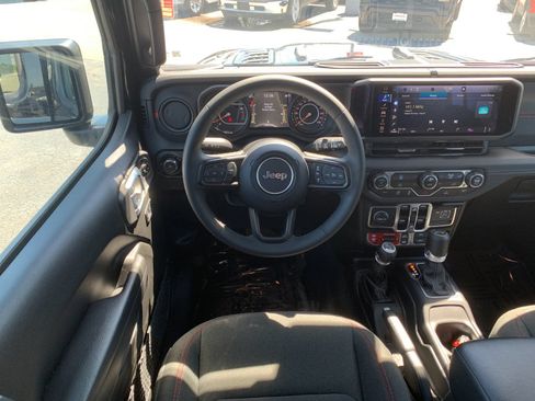Used 2025 Jeep Wrangler Unlimited Rubicon AWD/4WD image 17
