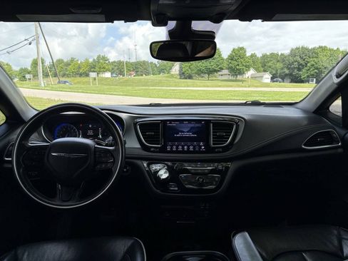 Used 2018 Chrysler Pacifica Limited w/ Advanced Safetytec Group FWD image 14