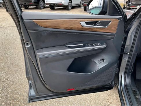 Used 2025 Volkswagen Atlas SE image 20