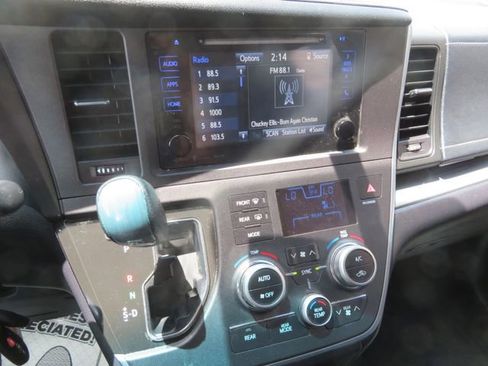 Used 2017 Toyota Sienna SE image 24