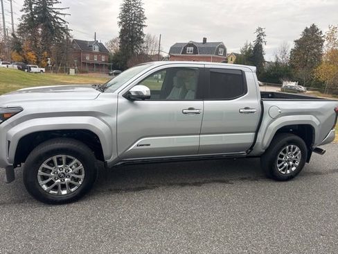 Used 2025 Toyota Tacoma Limited image 5