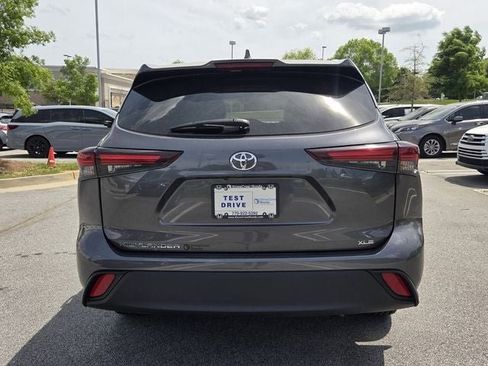 Used 2024 Toyota Highlander XLE FWD image 4
