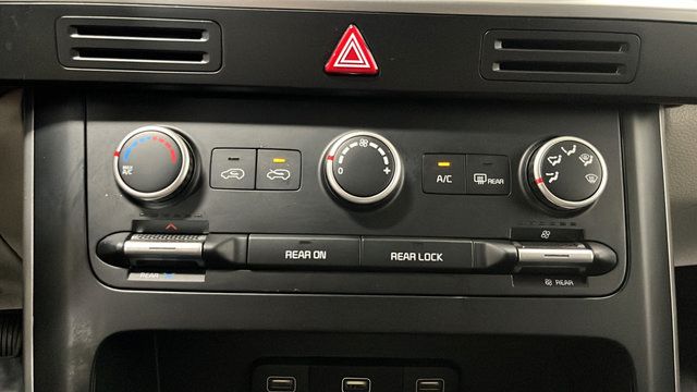 Used 2024 Kia Carnival LX FWD image 17