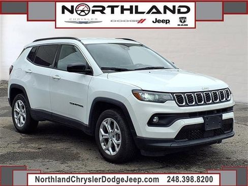 Used 2024 Jeep Compass Latitude AWD/4WD image 1