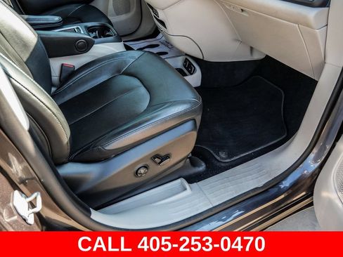 Used 2021 Chrysler Pacifica Touring-L FWD image 17