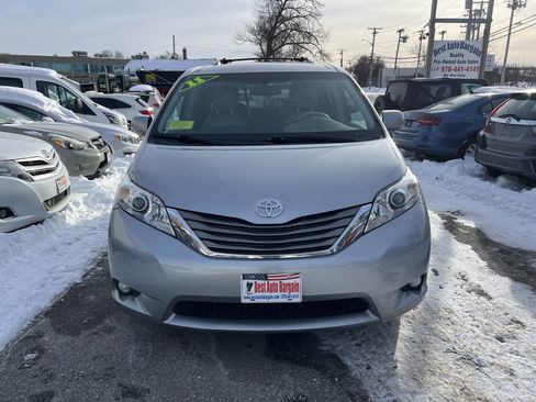 Used 2011 Toyota Sienna XLE image 4