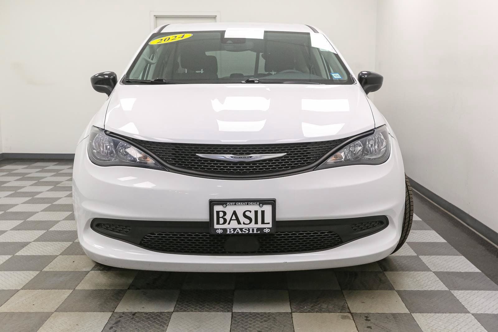 Used 2024 Chrysler Voyager LX FWD image 3