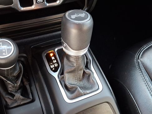 Used 2022 Jeep Wrangler Unlimited Sahara AWD/4WD image 15