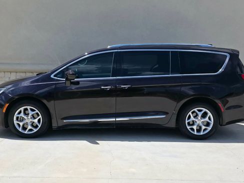 Used 2017 Chrysler Pacifica Touring-L Plus w/ Tire & Wheel Group FWD image 6