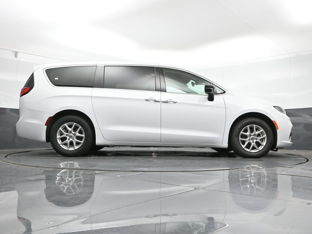 Used 2024 Chrysler Pacifica Touring-L FWD image 42