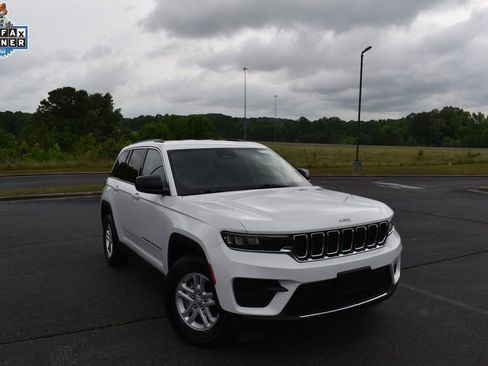 Used 2024 Jeep Grand Cherokee Laredo RWD image 1