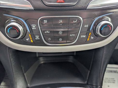Used 2019 Chevrolet Equinox LT AWD/4WD image 17