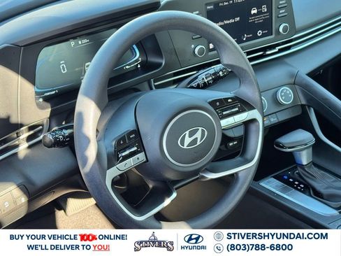 Certified 2025 Hyundai Elantra SE image 18