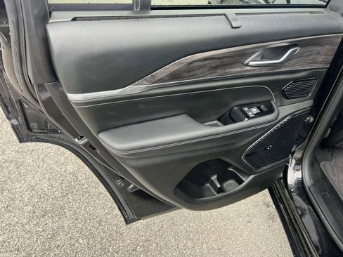 Used 2022 Jeep Grand Cherokee Overland w/ Luxury Tech Group IV image 21