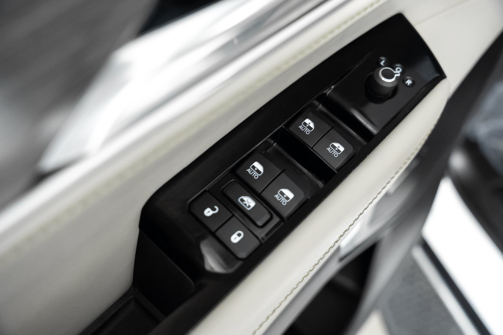 Used 2024 Jeep Wagoneer L Series II AWD/4WD image 34