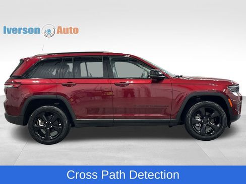 Used 2023 Jeep Grand Cherokee Limited w/ Black Appearance Package AWD/4WD image 11