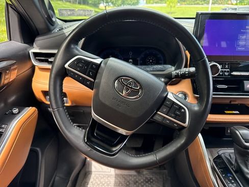 Used 2023 Toyota Highlander Platinum AWD/4WD image 21