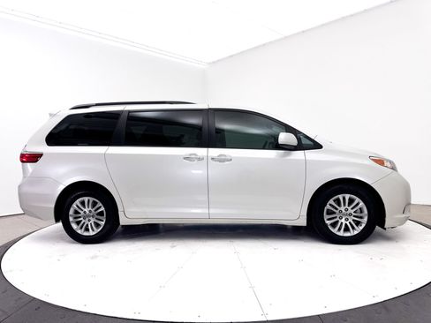 Used 2015 Toyota Sienna XLE FWD image 32
