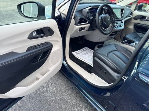 Used 2023 Chrysler Pacifica Touring-L AWD/4WD image 14