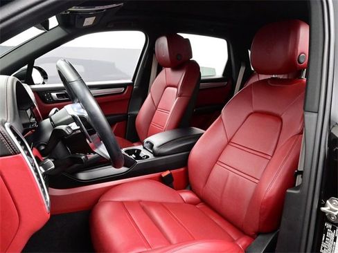 Used 2023 Porsche Cayenne Platinum Edition image 5