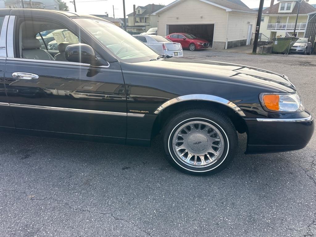 Used 2002 Lincoln Town Car Cartier RWD image 28