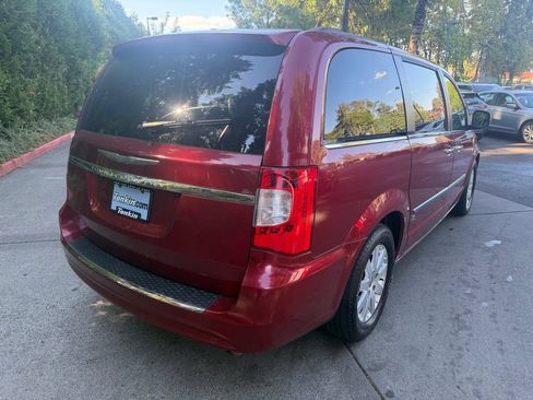 Used 2012 Chrysler Town & Country Touring-L w/ Driver Convenience Group FWD image 4