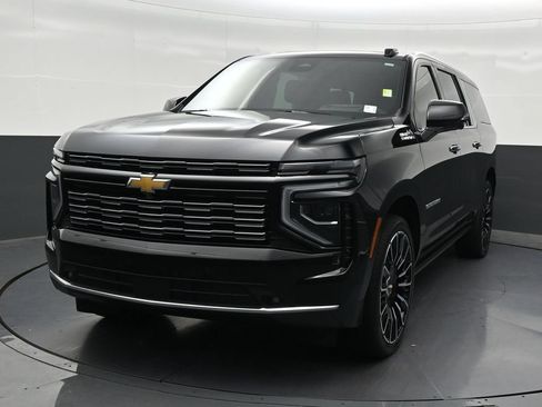 Used 2026 Chevrolet Suburban High Country AWD/4WD image 9