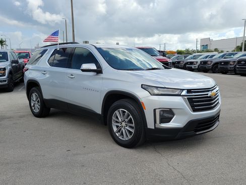 Used 2022 Chevrolet Traverse LT FWD image 3