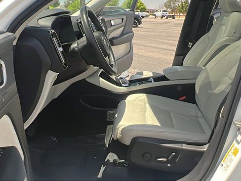 Used 2022 Volvo XC40 T4 Inscription w/ Advanced Package image 17
