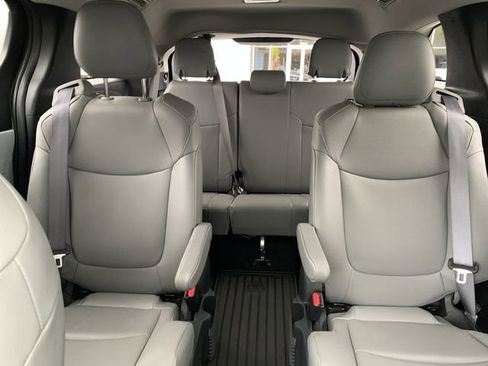 Used 2025 Toyota Sienna XLE AWD/4WD image 32