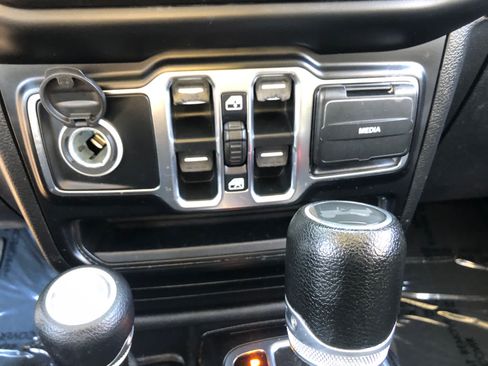 Used 2021 Jeep Wrangler Unlimited Sahara w/ Uconnect 4C Nav & Sound Group AWD/4WD image 14