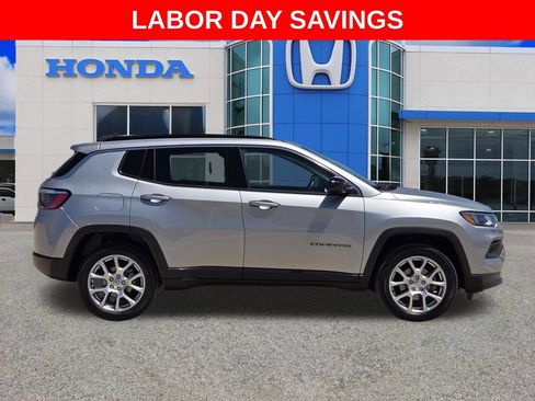 Used 2022 Jeep Compass Latitude AWD/4WD image 2