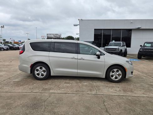 Used 2017 Chrysler Pacifica Touring Plus w/ Tire & Wheel Group FWD image 4