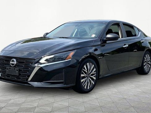 Used 2024 Nissan Altima 2.5 SV FWD image 3