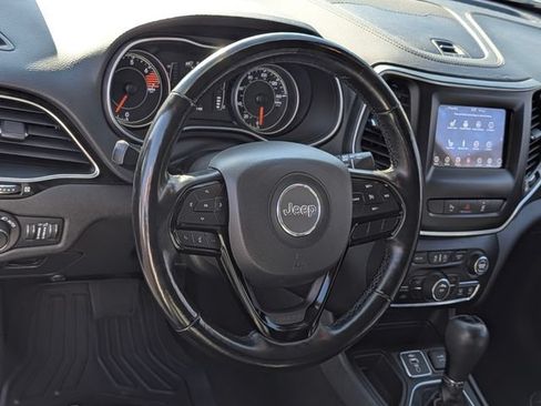 Used 2021 Jeep Cherokee Latitude Plus FWD image 17