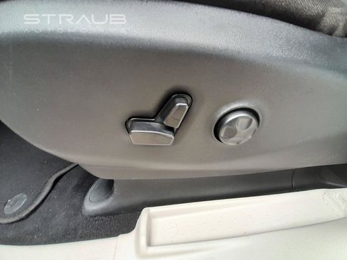 Used 2023 Chrysler Voyager LX FWD image 35