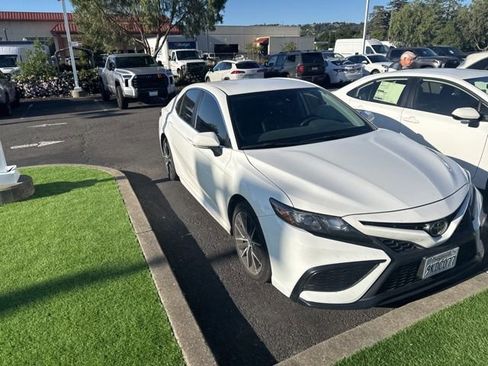Used 2024 Toyota Camry SE image 1