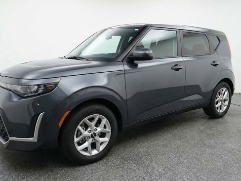 Used 2025 Kia Soul LX w/ LX Technology Package image 3