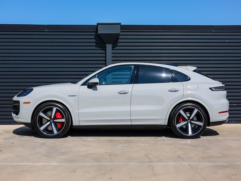 New 2025 Porsche Cayenne Turbo image 2