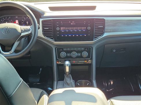 Used 2022 Volkswagen Atlas Cross Sport SE w/ Panoramic Sunroof Package image 17